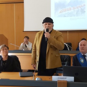 Tavolo della presidenza in primo piano in piedi Moni Ovadia