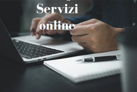 Immagine grafica realizzta acon foto in primo piano block notes e penna, in secondo piano pc portatile e mani ch digitano, scritta in sovrimpressione 