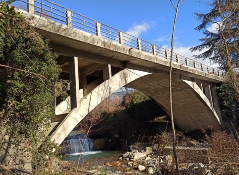 Nella foto particolare della struttura del ponte vista dal letto del torrente Aulella