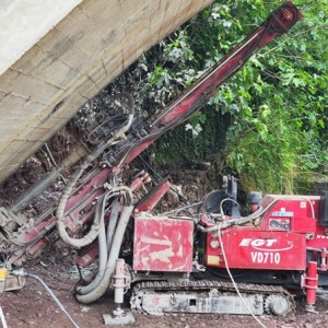 Macchinario in azione sotto il ponte