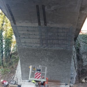 Particolare della stuttura del ponte con rinforzi