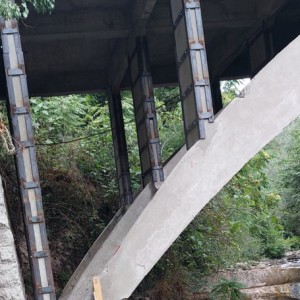 Particolare della stuttura del ponte con rinforzi