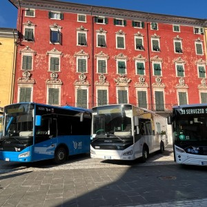 Nella foto gli autobus presentati nella piazza Alberica di Carrara