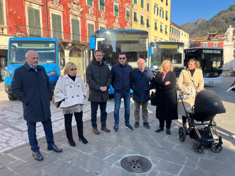 Foto di gruppo sullo sfondo gli autobus e in ptimopiano gli interventui come riportati nel testo del comunicato