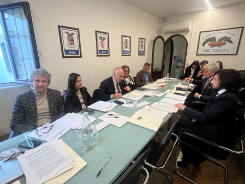 Nella foto in primo piano il tavolo con attorno i presidenti di Provincia
