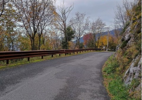 Foto di repertorio: una strada provinciale, in primo piano la sezione stradale, in secondo una barriera di sicurezza