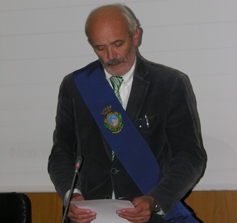 Nella foto il presidente Buffono con la fascia azzurra mentre legge il giuramento