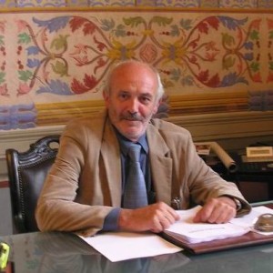 Nella foto il presidente Buffoni alla scrivania
