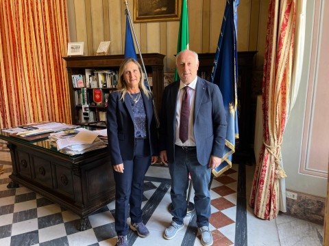 Nella foto davanti alla bandeira italiana e a quella europe il presidente con la nuova questora