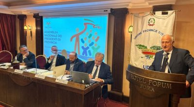Nella foto il tavolo della presidenza assemblea presidenti province. Sulla destra alla postazione interventi il presidente Lorenzetti