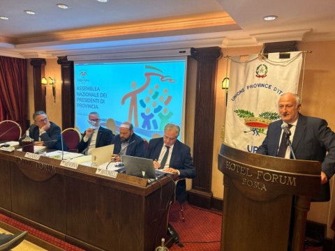 Nella foto il tavolo della presidenza assemblea presidenti province. Sulla destra alla postazione interventi il presidente Lorenzetti