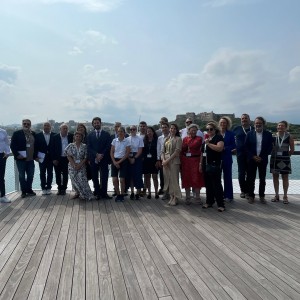 Foto di gruppo dei partecipanti sulla terrazza del porto