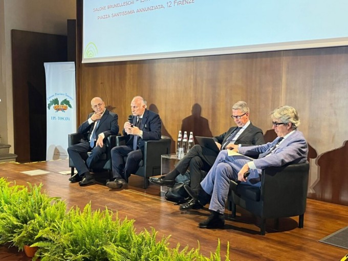 Nela foto le autorità intervenut sul palco dell'assembela