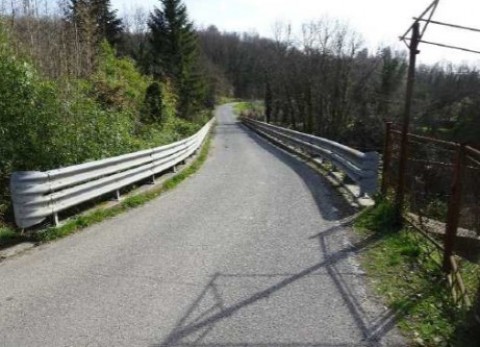 Foto con particolare del ponte (carreggiata e guard rail)