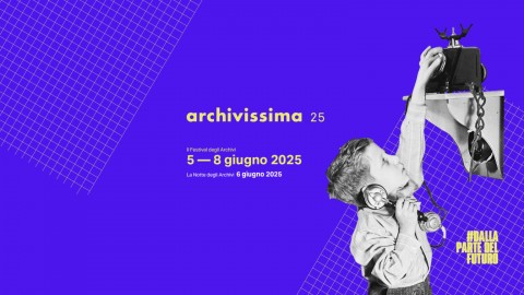 Immagine grafica realizzata da iniziativa nazioanle, campo blu, sulla desstra immagine d'epoca un bambino n punta di piedi usa telefono posto in alto, sulla destra le scritte archivissima 25 con le date inziativa come riportate nelcomunicato