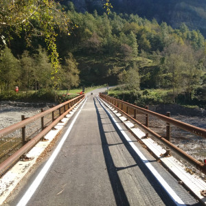 Nella foto la prospettiva del ponte con il manto stradale rifatto e le barriere nuove