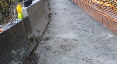 In primo piano il manto stradale con l'intervento effettuato