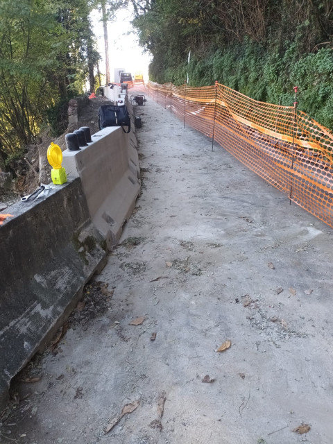 In primo piano il manto stradale con l'intervento effettuato