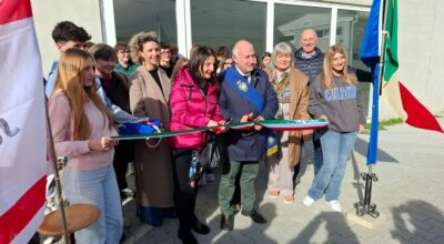 Nella foto un momento del taglio del nastro
