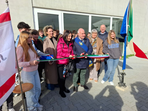 Nella foto un momento del taglio del nastro