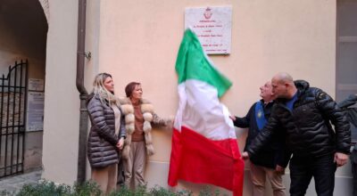 Nella fotto il momento n cui il presidente ei familiari scoprono la targa