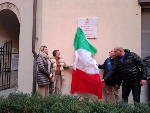 Nella fotto il momento n cui il presidente ei familiari scoprono la targa