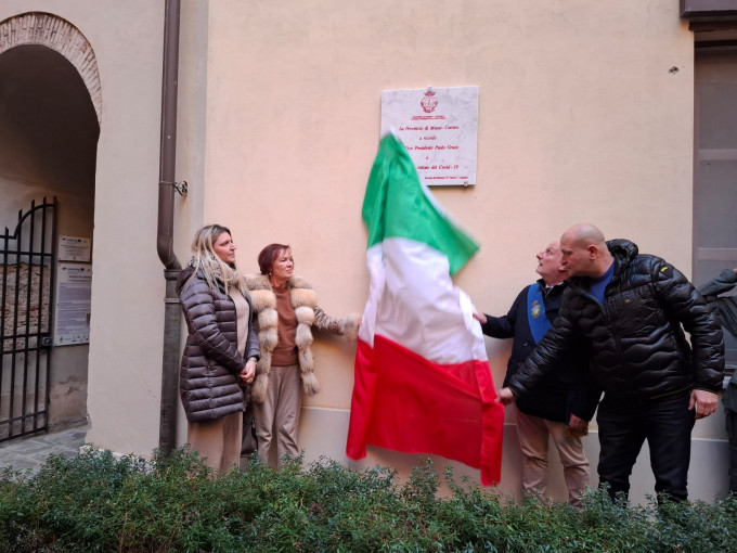 Nella fotto il momento n cui il presidente ei familiari scoprono la targa
