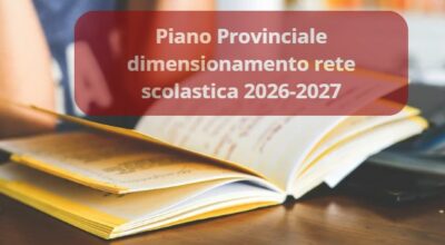Immagine grafica costruita con foto libro aperto su banco di scuola e in sovrimpressione scritta Piano Provicniale dimensionamento rete scolastica 2026 2027