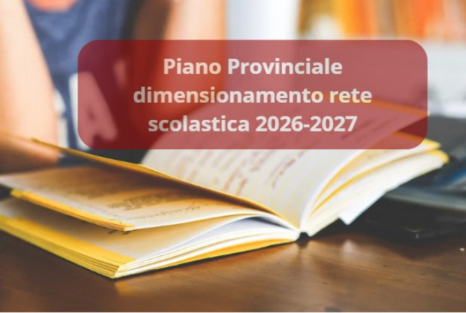 Immagine grafica costruita con foto libro aperto su banco di scuola e in sovrimpressione scritta Piano Provicniale dimensionamento rete scolastica 2026 2027