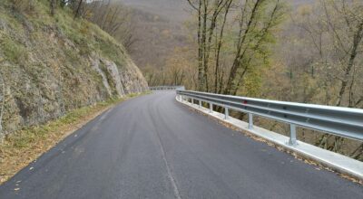 Nella foto un tratto della strada con in primopioano il nuovo manto, le nuove barriere e parte del muro di contenimento