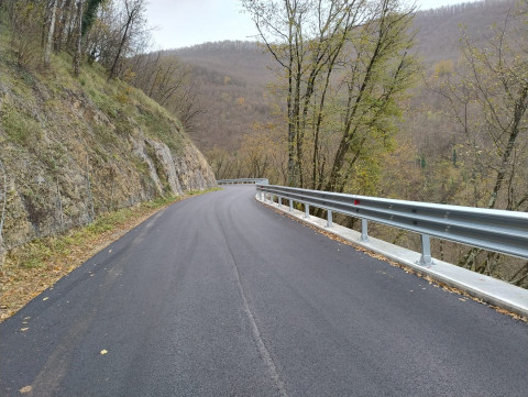 Nella foto un tratto della strada con in primopioano il nuovo manto, le nuove barriere e parte del muro di contenimento