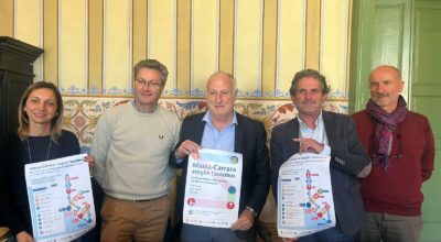 Nela foto in piedi i parteciantei alla conferenza stampa