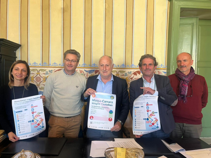 Nela foto in piedi i parteciantei alla conferenza stampa