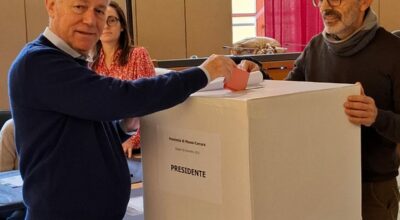 Nella foto il neo presidente mentre vota al seggio