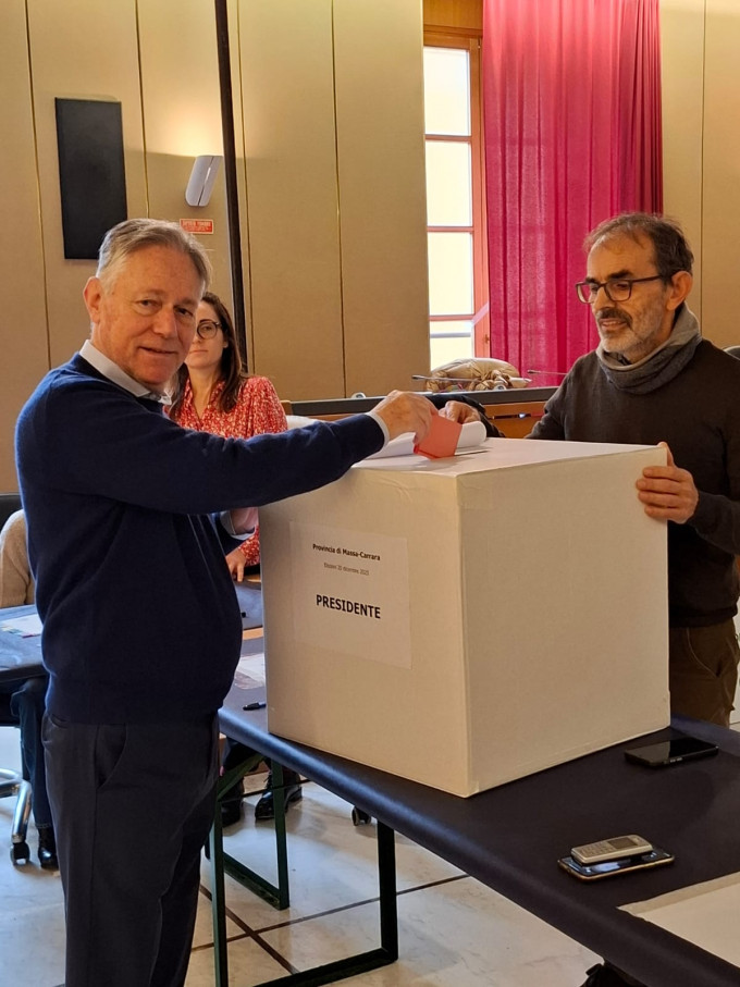 Nella foto il neo presidente mentre vota al seggio