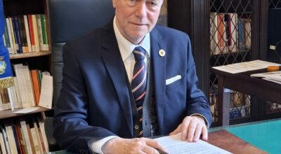 Nella foto il presidente Valettini alla scrivania