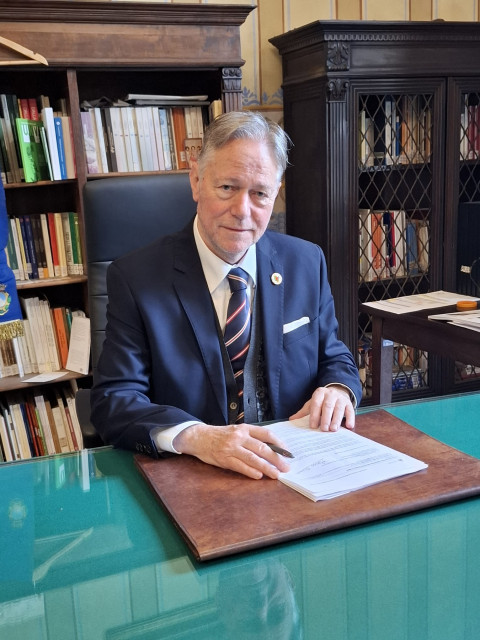 Nella foto il presidente Valettini alla scrivania