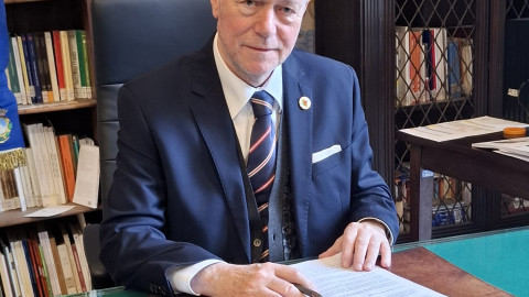 Nella foto il presidente Valettini alla scrivania