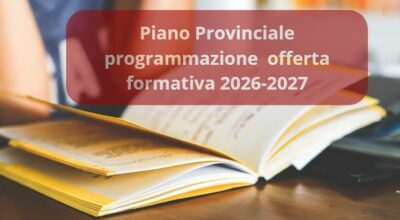 Immagine grafica realizzata con foro libro aperto su banco scolastico e scrita in primo piano 