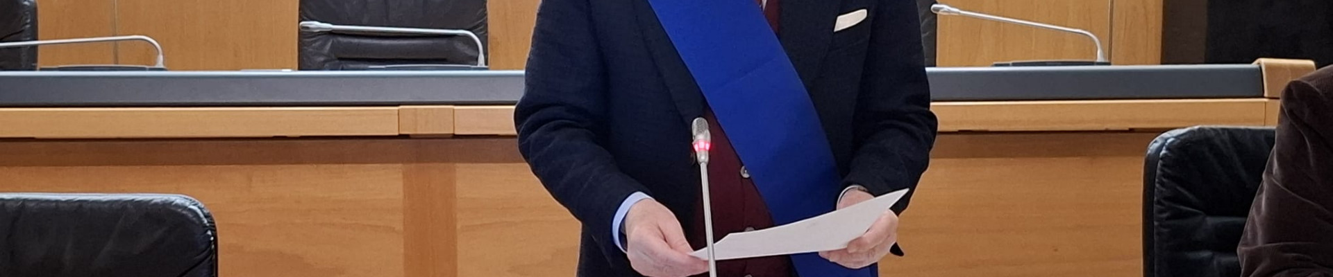 Nella foto il tavolo di presidenza: Valettini in primo piano, con la fascia dela Provicnia, in piedi, legge la formula di rito