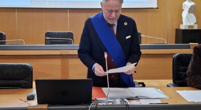 Nella foto il tavolo di presidenza: Valettini in primo piano, con la fascia dela Provicnia, in piedi, legge la formula di rito