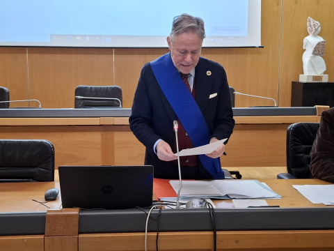 Nella foto il tavolo di presidenza: Valettini in primo piano, con la fascia dela Provicnia, in piedi, legge la formula di rito