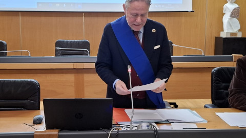 Nella foto il tavolo di presidenza: Valettini in primo piano, con la fascia dela Provicnia, in piedi, legge la formula di rito