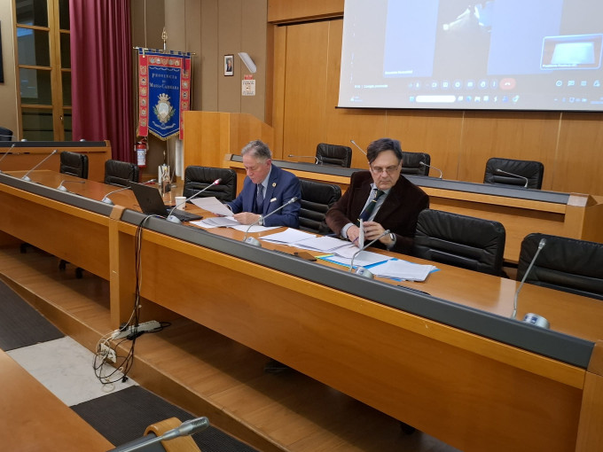 Foto del tavolo della presidenza