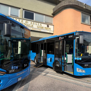 Nella foto due degli autobus presentati