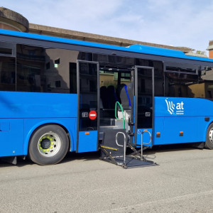 Nella foto uno degli autobus con pedana per disabili