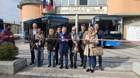 Foto di gruppo con taglio del nastro da parte atorità come riportate nel comunicato