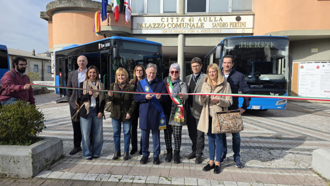Foto di gruppo con taglio del nastro da parte atorità come riportate nel comunicato