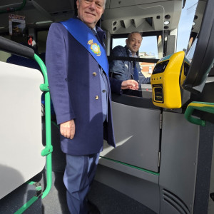 Nella foto il presidente Valettini a bordo di uno degli autobus