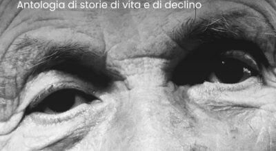 Locandina mostra in bianco e nero, in primo piano una delle foto della mostra con scatto fotografico su occhi, in alto e in basso titolo e info come da comunicato